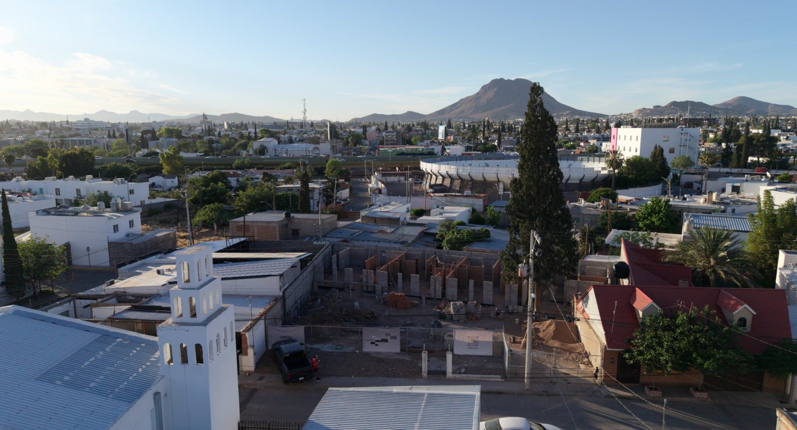 Avance real de obra con el cerro Coronel al fondo